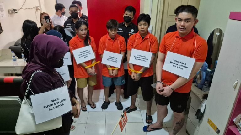 REKONSTRUKSI 97 ADEGAN KASUS PEMBUNUHAN DWI PUTRI